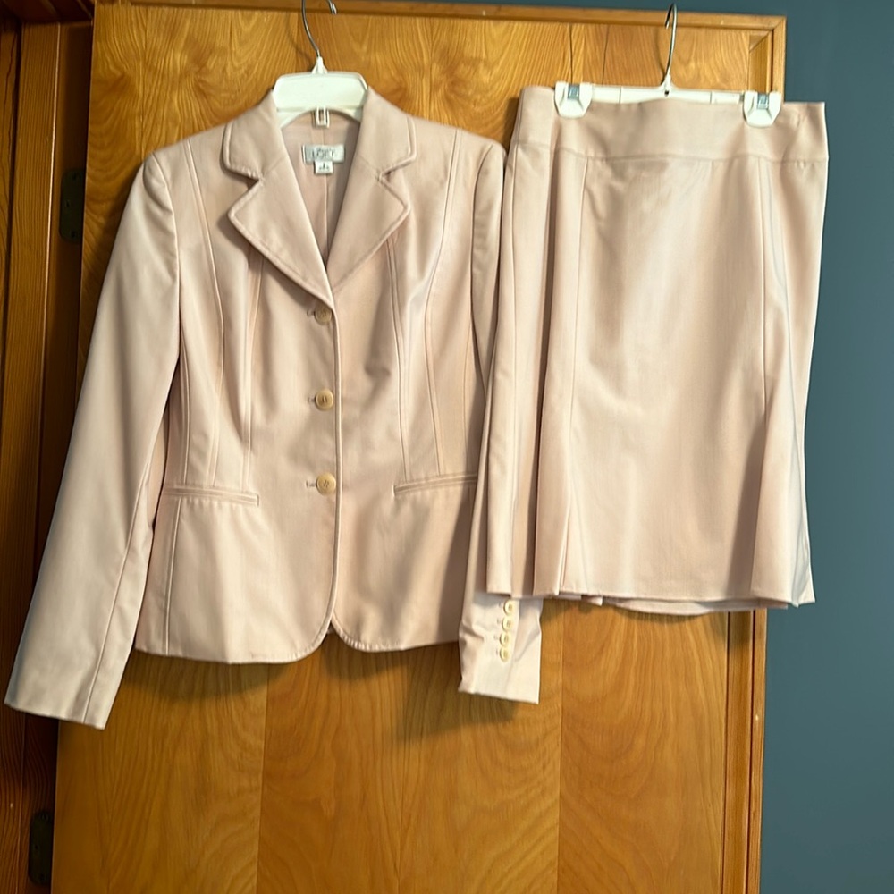 Ann Taylor Loft, Women’s Suit, Lightweight Wool, Blush Pink, Size 4.